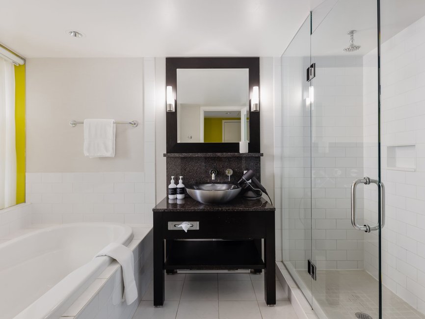 Deluxe King Bathroom