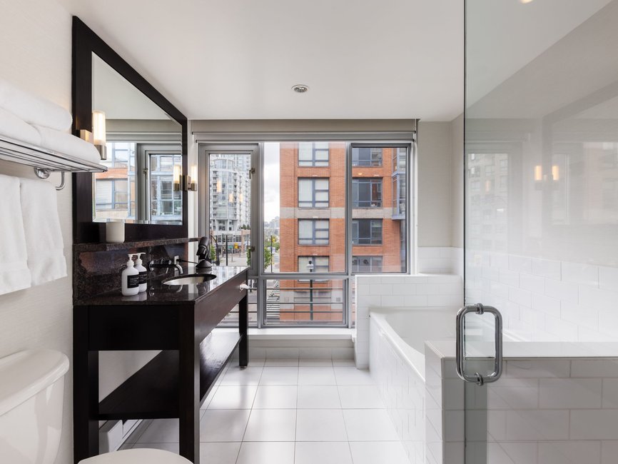 Executive Suite Bathroom